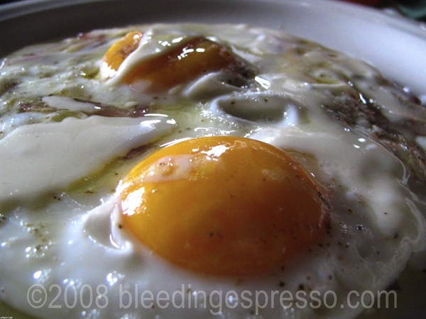 Fried eggs with red onion and cheese